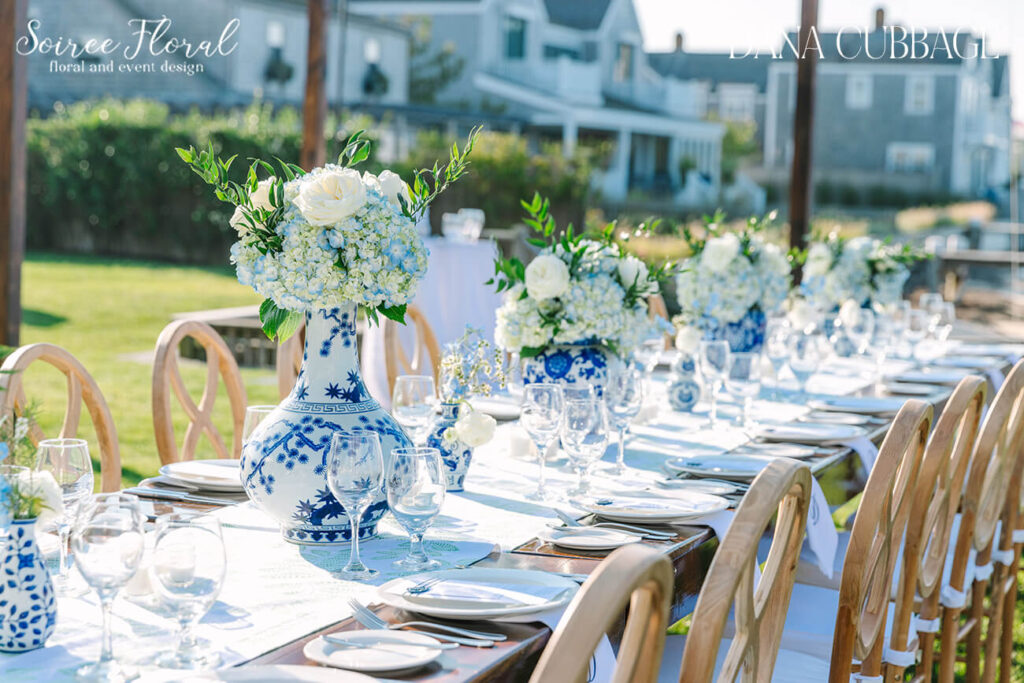 Outdoor Nantucket wedding table with chinoiserie details